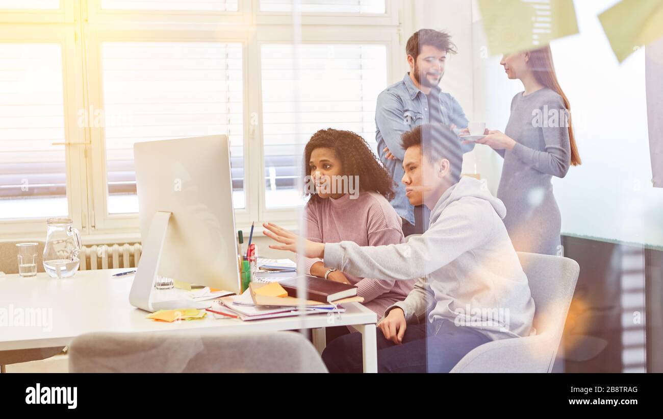 Il team di start-up lavora insieme sul computer dell'ufficio Foto Stock