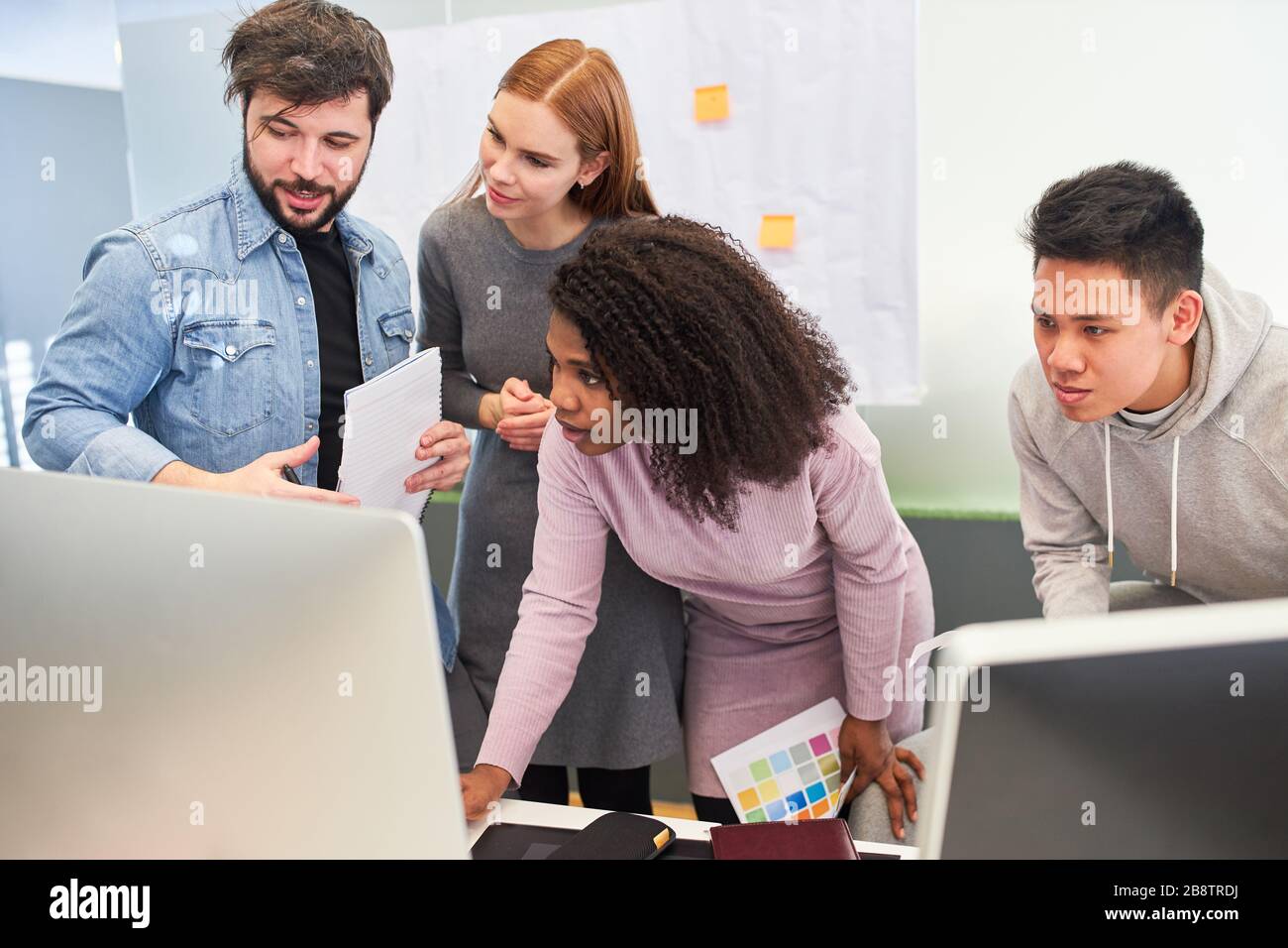 Web designer e sviluppatori come team lavorano insieme su un progetto di web design Foto Stock
