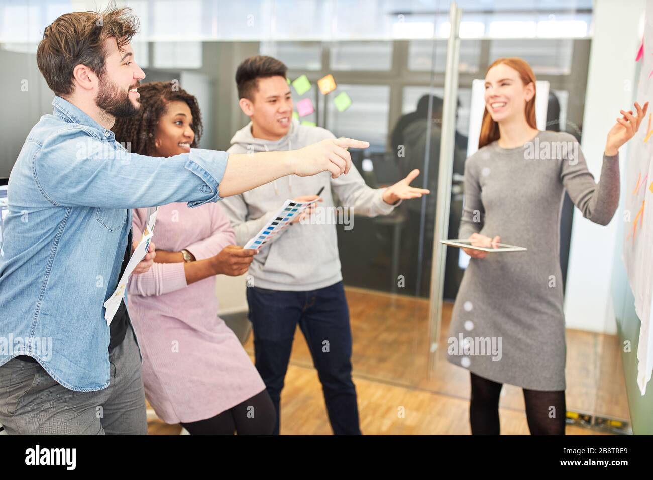 Team creativo di web designer in una discussione sulla strategia nel workshop di brainstorming Foto Stock