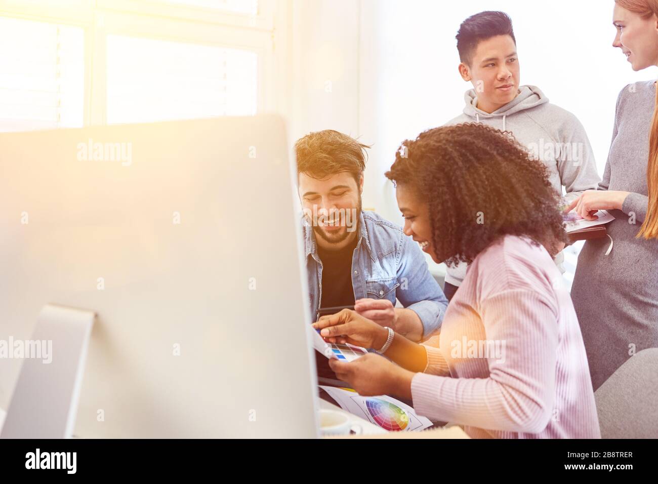 I Web designer e gli sviluppatori lavorano insieme nell'ufficio di un'agenzia web Foto Stock