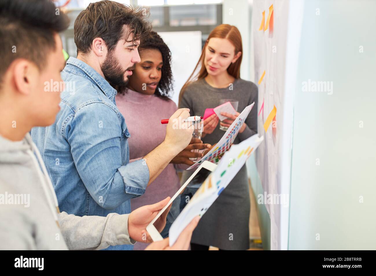 Graphic designer e web designer che fanno brainstorming creativo nell'agenzia internet Foto Stock