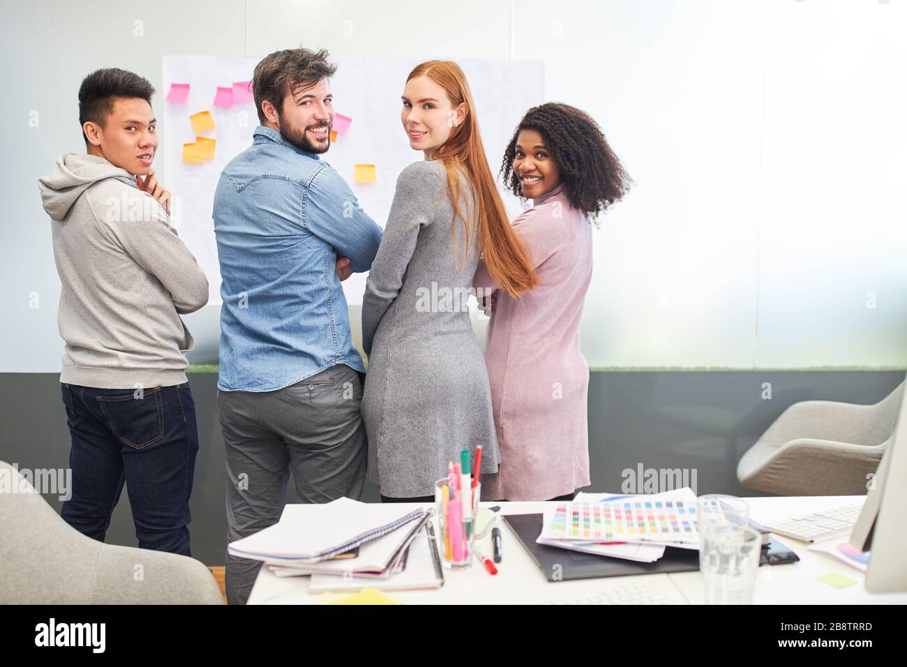 Team di start-up multiculturale che svolge un brainstorming creativo nel workshop Foto Stock
