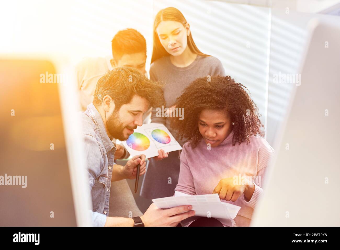 I grafici e gli sviluppatori web lavorano insieme sulla progettazione dei colori per il progetto del cliente Foto Stock
