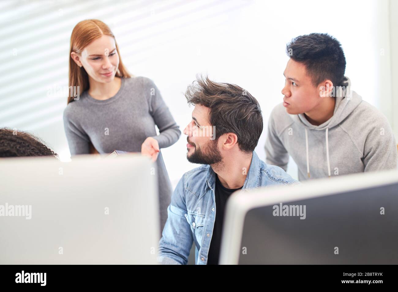 Grafici e web designer lavorano come un team sul computer in ufficio Foto Stock