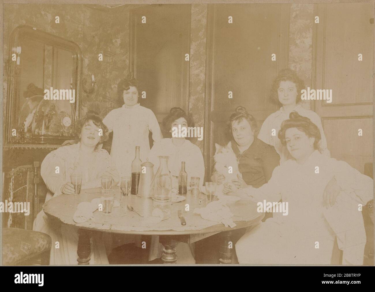 GROUPE DE PROSTITIONS Groupe de prostitutées (série des maisons de tolérance), vers 1900. Photographie attribuée à Albert Brichaut. Parigi, musée Carnavalet Foto Stock