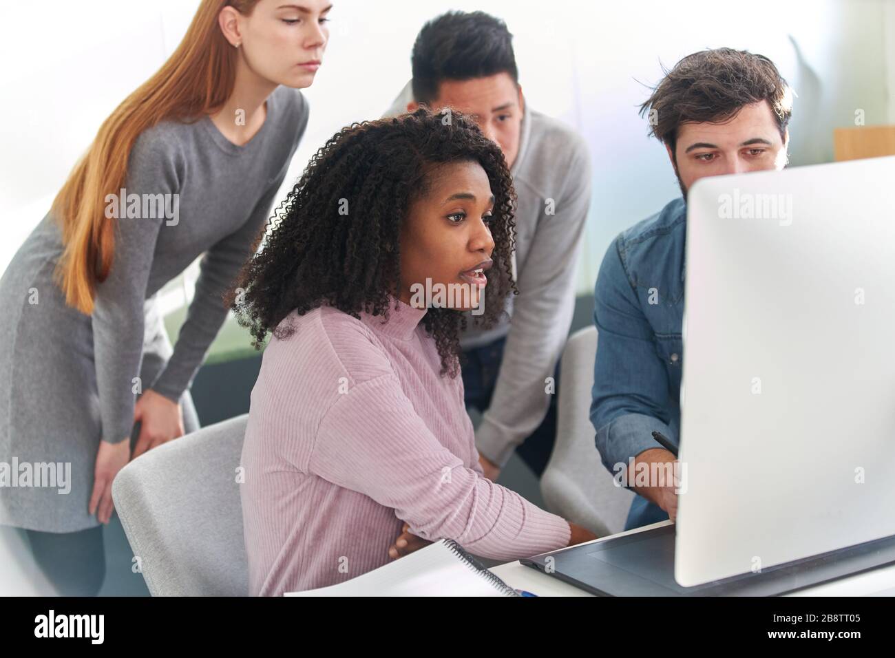Team di web designer multiculturale e grafico sul computer in ufficio Foto Stock
