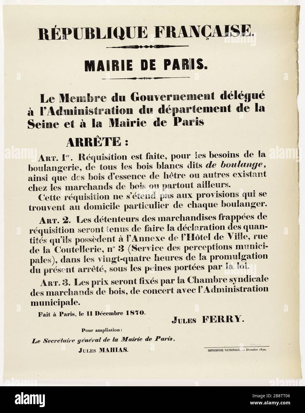 REPUBBLICA FRANCESE. MUNICIPIO DI PARIGI. Il membro del Dipartimento esecutivo di amministrazione governativa della Senna e del Municipio di Parigi SI FERMÒ: ARTE. 1. La richiesta è fatta per le esigenze della panetteria, tutto legno bianco cosiddetto panettiere Guerre de 1870-1871. Jules Ferry (1832-1893). arrêté du membre du gouvernement délégué à l'Administration du département de la Seine et à la mairie de Paris, daté du 11 décembre 1870, concertant la réquisition de tout type de bois hors domicile particulier des boulanger. Typographie, 1870. Imprimeur Imprimerie Nationale. Parigi, musée Carnavalet. Foto Stock
