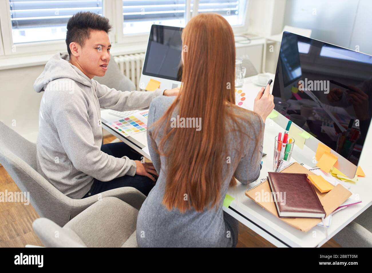 Grafici e sviluppatori web lavorano sul computer nell'agenzia di progettazione Foto Stock