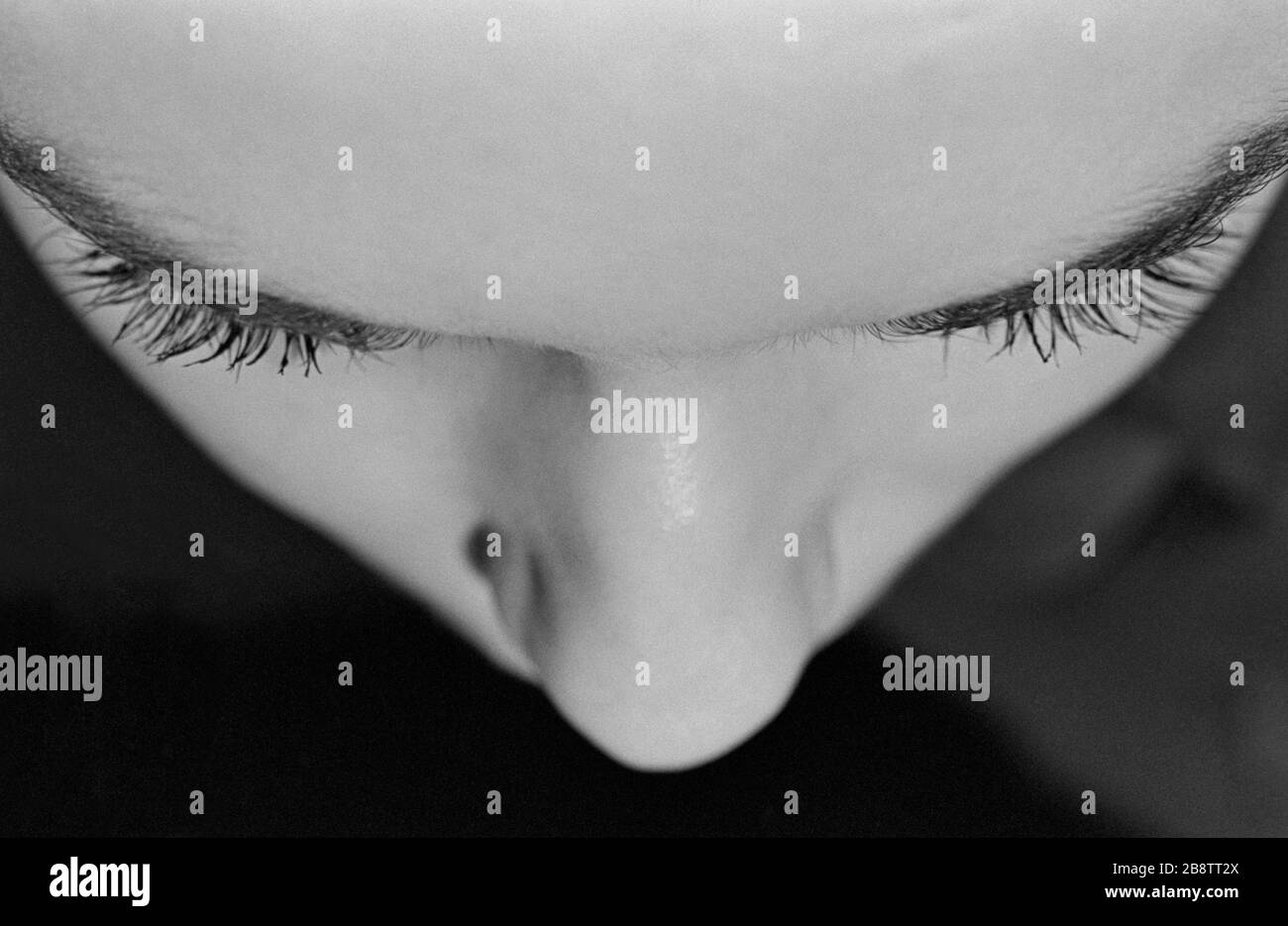 Vista da sopra di una femmine lunghe ciglia nere degli anni settanta Ungheria Foto Stock