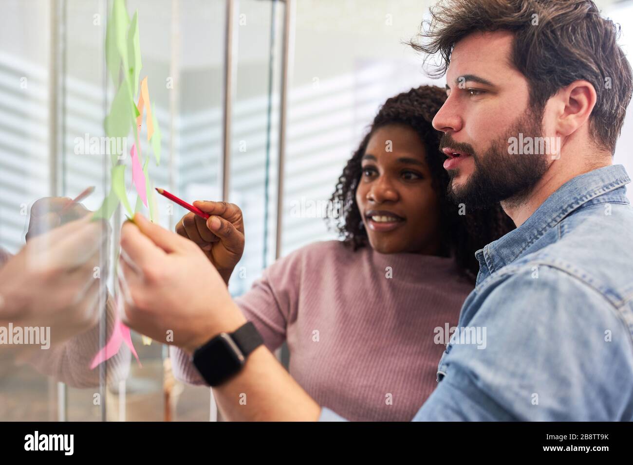 Due colleghi del team creativo al workshop di brainstorming Foto Stock