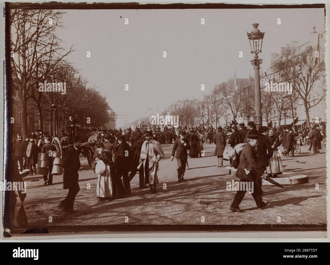 Avenue des Champs-Elysées, 8° arrondissement, Parigi. Avenue des Champs-Elysées, Parigi (VIIIème arr.) '. Anonima fotographie. Aristotipo. Parigi, musée Carnavalet. Foto Stock