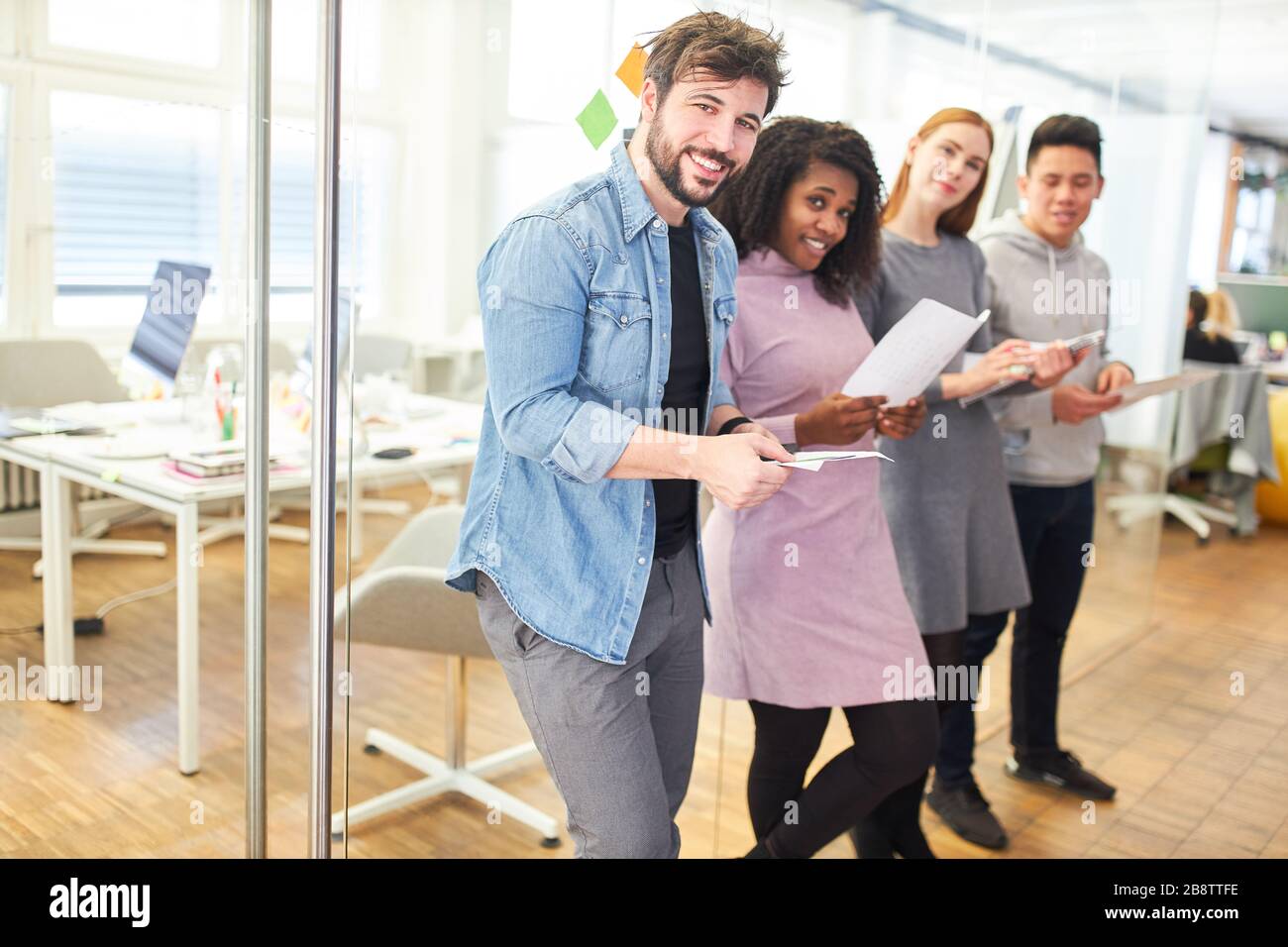 Team di avviamento di un'agenzia di progettazione con tirocinanti in un corso di formazione o in un workshop Foto Stock