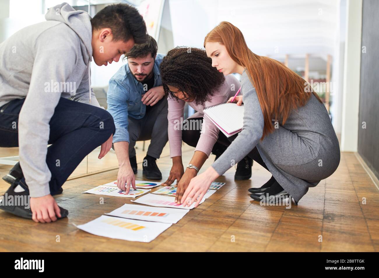 Grafici e web designer lavorano insieme sulla selezione dei colori per un progetto Foto Stock
