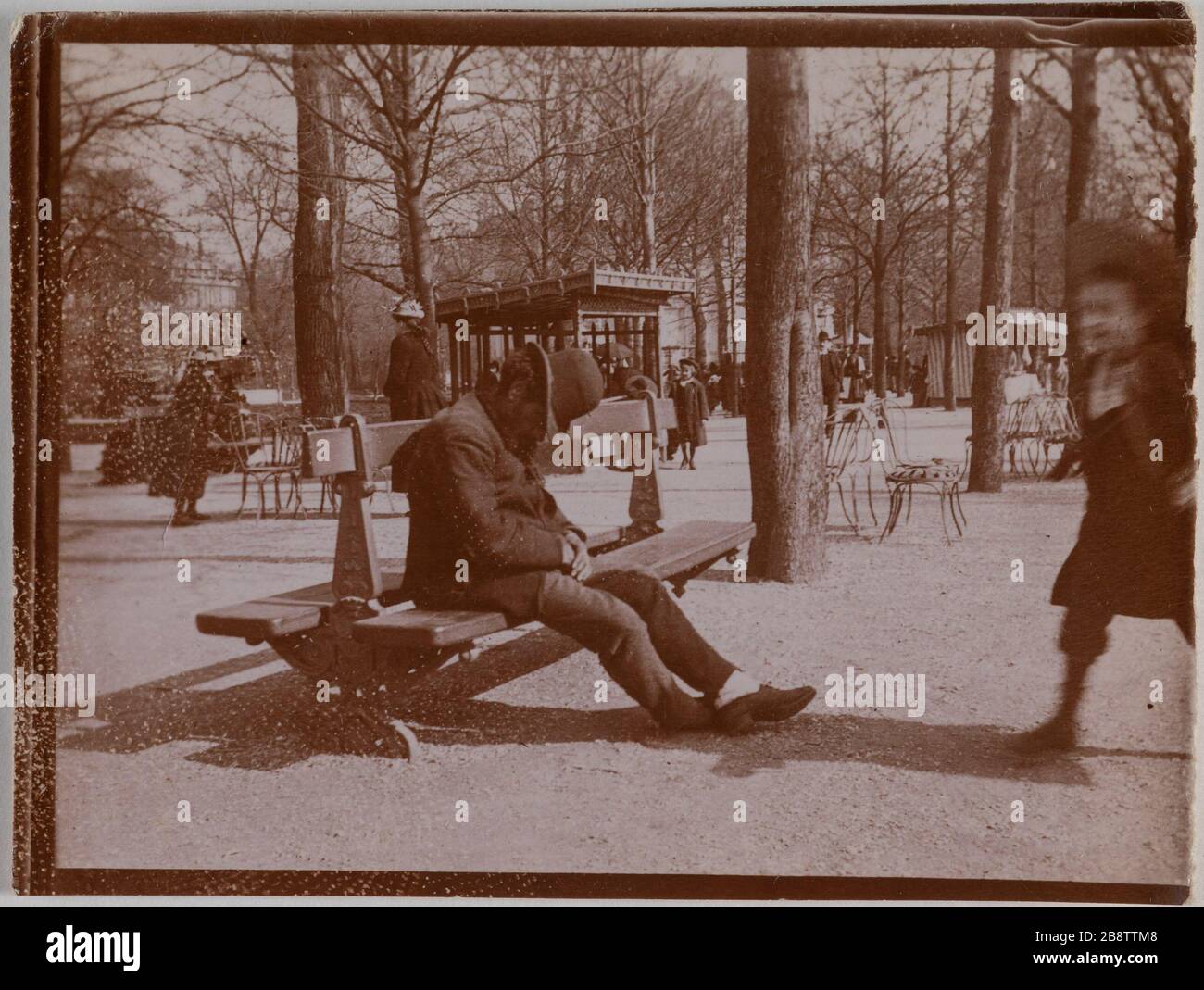 Uomo che indossa un cappello da bowler, addormentato su una panchina a Parigi. 'Homme portant un chapeau melon, assoupi sur un banc, Paris'. Anonima fotographie. Aristotipo. Parigi, musée Carnavalet. Foto Stock