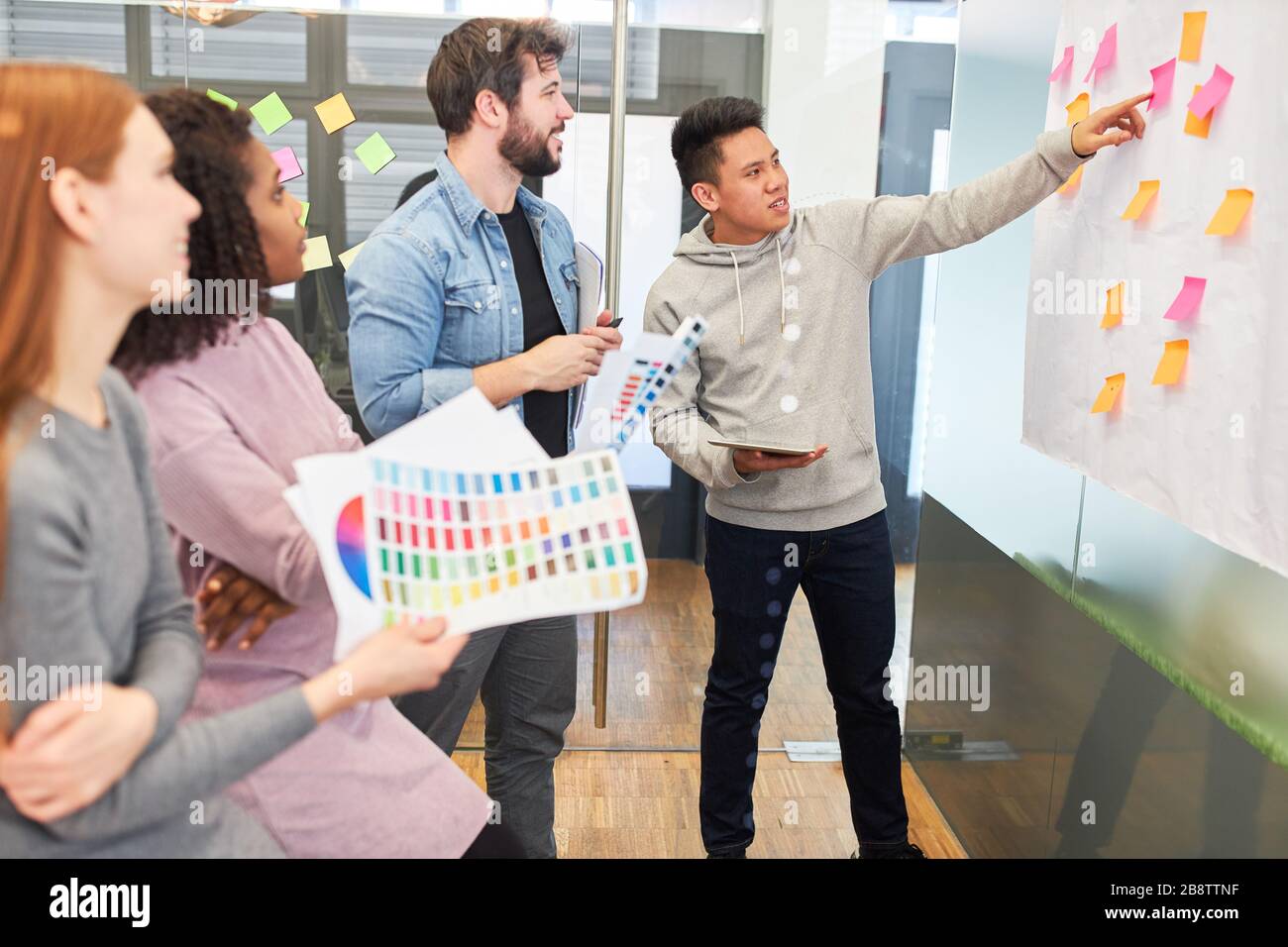 Web designer team creativo in internet agenzia brainstorming con appunti appiccicosi Foto Stock