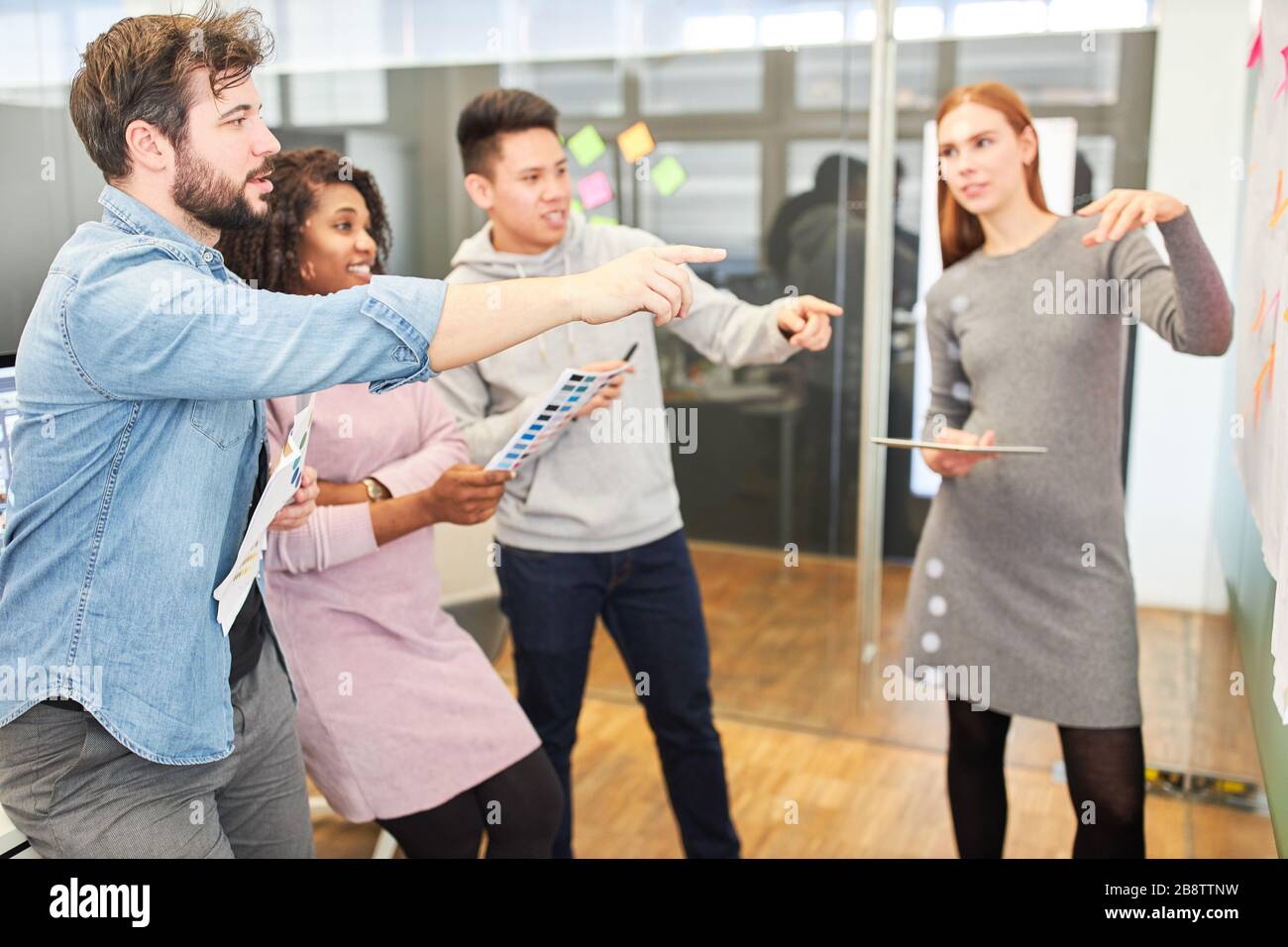 Squadra di start-up in una discussione creativa di strategia nel seminario di brainstorming Foto Stock