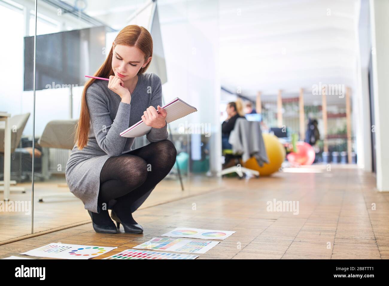 Donna come grafico designer nella selezione dei colori per un sito web in agenzia di progettazione Foto Stock