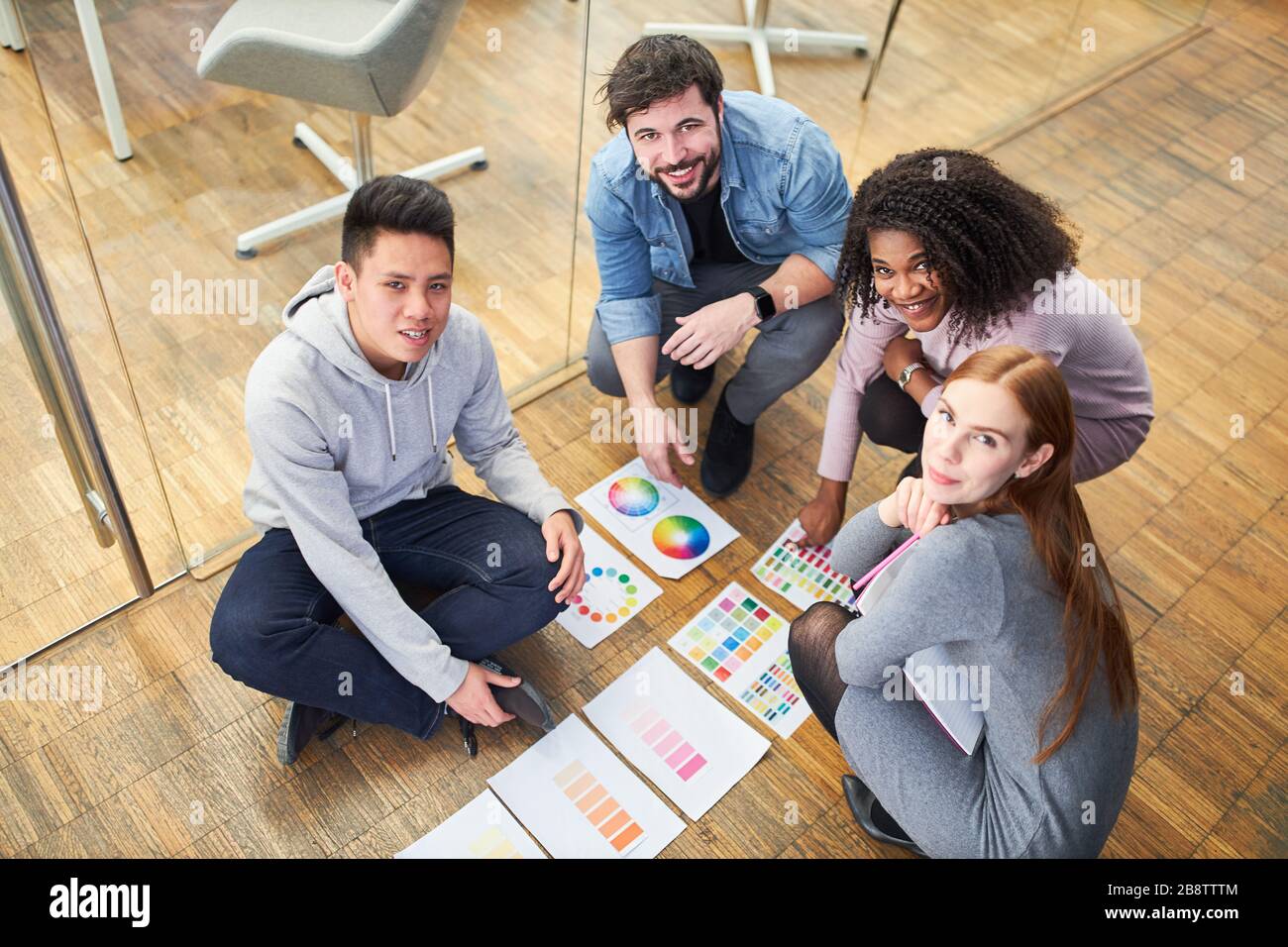 Team di start-up creativo nell'agenzia di progettazione che sceglie il colore per un progetto Foto Stock