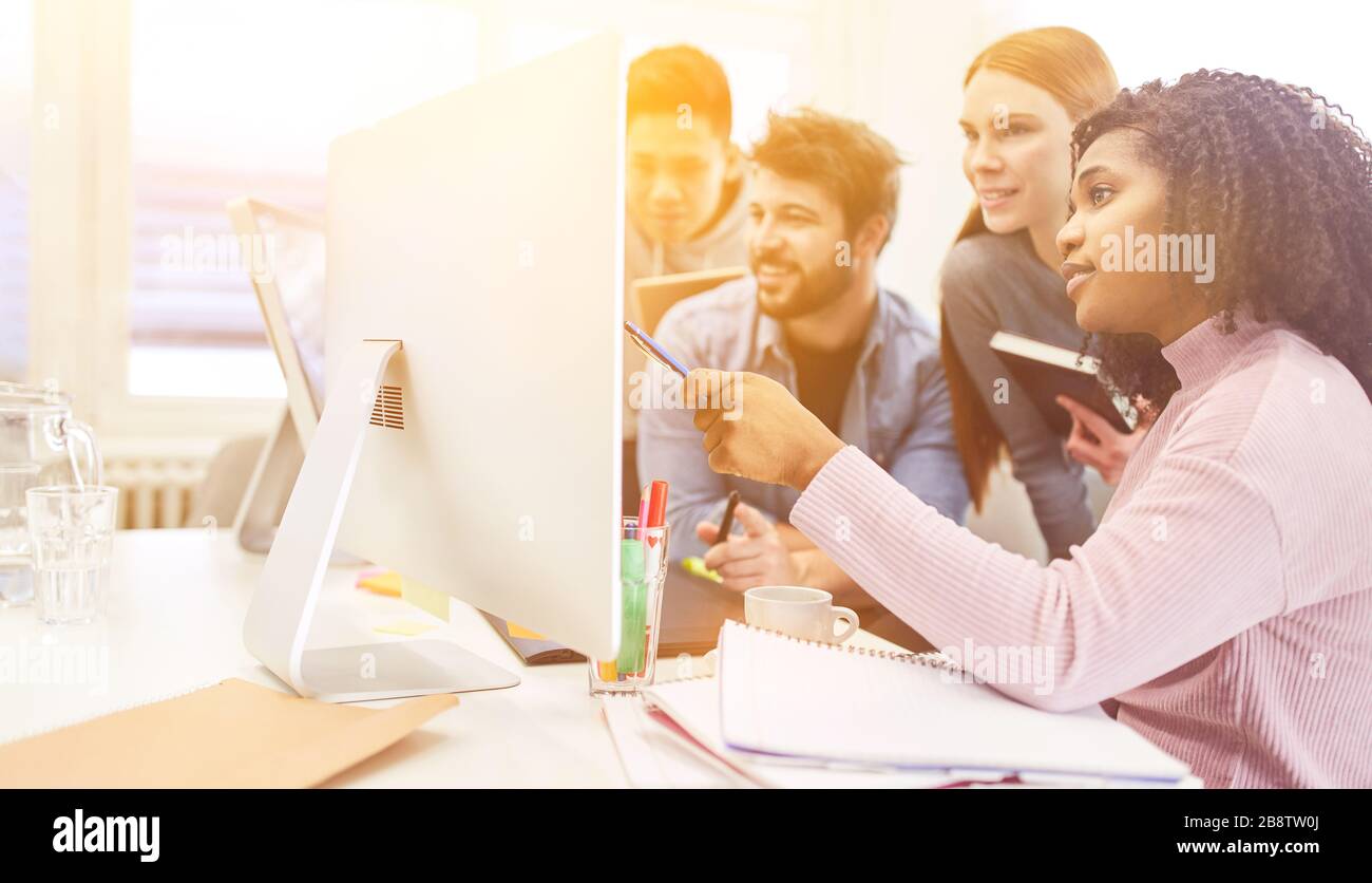 Team di web designer in ufficio che lavorano su un computer Foto Stock