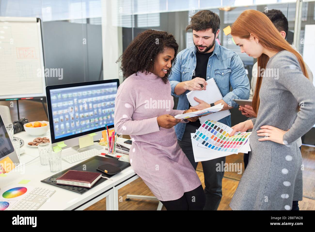 Grafici e web designer lavorano insieme con sviluppatori web in un'agenzia internet su un progetto app Foto Stock