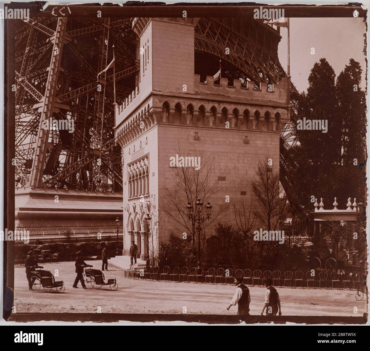 World Expo 1900 Padiglione della Repubblica di San Marino. Padiglione della Repubblica di San Marino situato ai piedi della Torre Eiffel al World Expo 1900, 7 ° arrondissement, Parigi. Esposizione universelle de 1900. "Pavillon de la République de Saint-Marin installé au pied de la tour Eiffel, Parigi (VIIème arr.)". Anonima fotographie. Aristotipo. Parigi, musée Carnavalet. Foto Stock