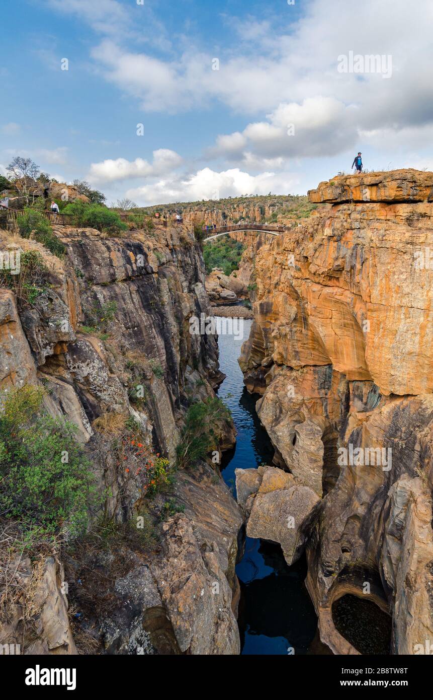 Uomo in piedi sulla cima delle scogliere a Bourke's Luck buche Mpumalanga Sud Africa sulla strada panoramica. Foto Stock