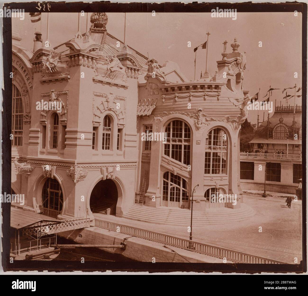 World Expo 1900 West Right bank, Champ de Mars. Pavilion Navigation Trade, Padiglione del Corriere Marittimo della compagnie francese, vicino alla Torre Eiffel, 7 ° arrondissement, Parigi. Esposizione universelle de 1900, Rive ha guidato ouest, Champ-de-Mars. "Pavillon de la Navigation de Commerce, pavillon de la compagnie française des Messageries Maritimes, près de la tour Eiffel, Parigi (VIIème arr.)". Anonima fotographie. Aristotipo. 1900. Parigi, musée Carnavalet. Foto Stock