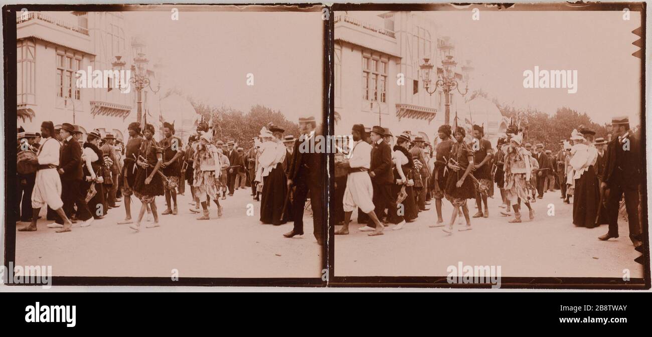 World Expo 1900 West Right bank, Champ de Mars. Gruppo di alcuni in abito tradizionale vicino al ristorante la Belle Meuniere [?], Parigi. Esposizione universelle de 1900, Rive ha guidato ouest, Champ-de-Mars. "Groupe de personnes dont certaises en costume traditionnels à côté du Restaurant la 'Belle Meunière' (?), Paris". Anonima fotographie. Aristotipo. 1900. Parigi, musée Carnavalet. Foto Stock