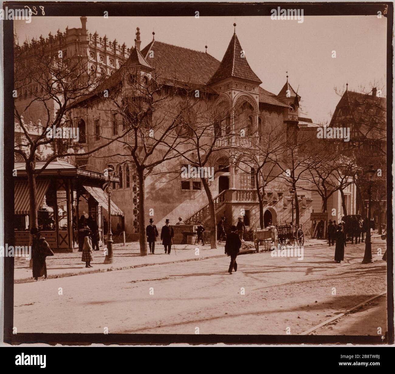 World Expo 1900 West Right bank, Champ de Mars. Padiglioni ai piedi della Torre Eiffel, Padiglione degli spiriti russi in basso a sinistra, 7 ° arrondissement, Parigi. Esposizione universelle de 1900, Rive ha guidato ouest, Champ-de-Mars. "Pavillons au pied de la tour Eiffel, pavillon des alcools russes au fond à gauche, Paris (VIIème arr.)". Anonima fotographie. Aristotipo. 1900. Parigi, musée Carnavalet. Foto Stock