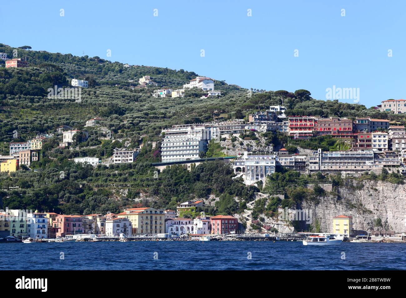 Sorrento, Italia: Vista sul vecchio porto dal mare. Foto Stock