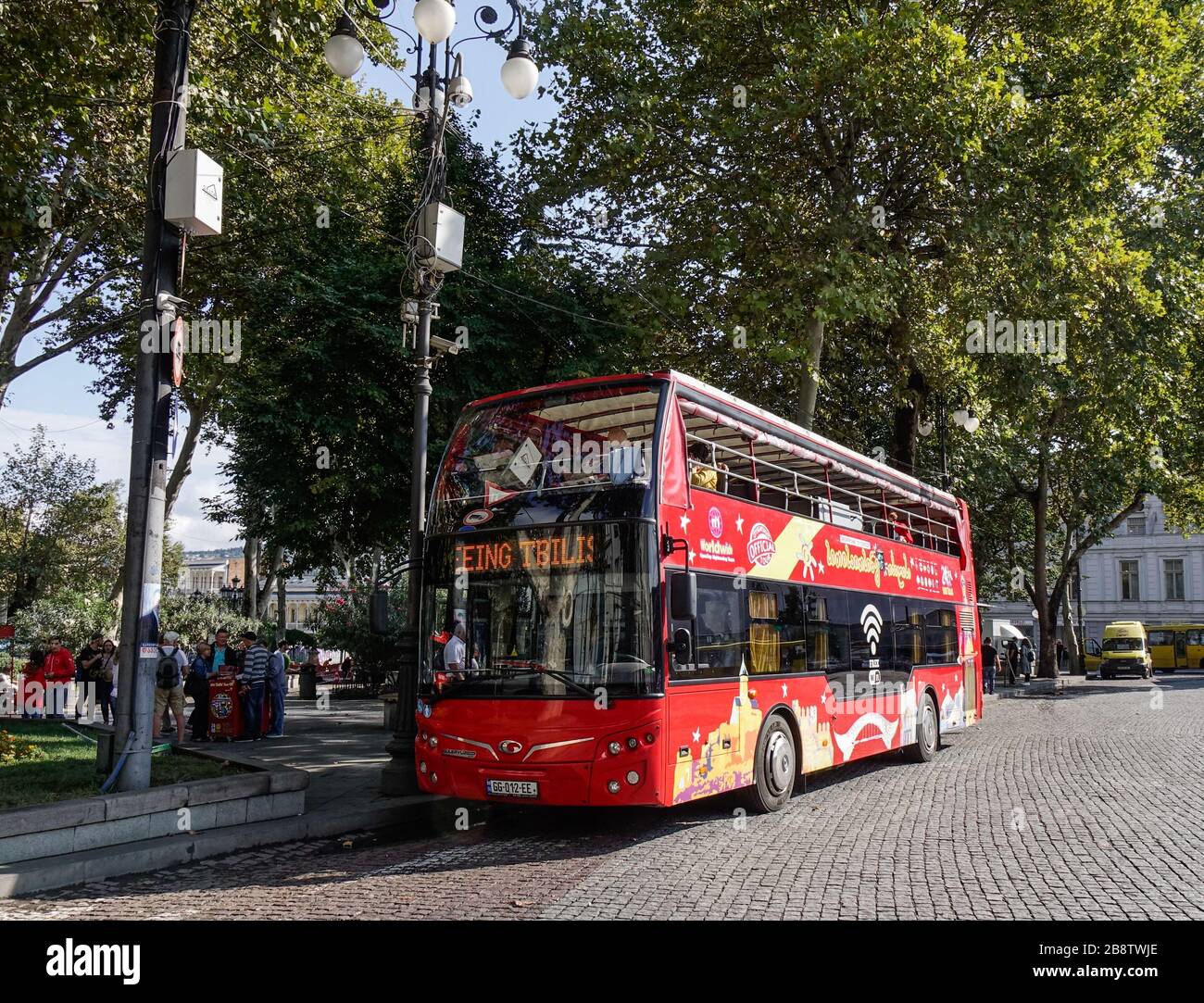 Tbilisi, Georgia - 22 settembre 2018. Big Bus sulla vecchia strada a Tbilisi. Big Bus Tours è il più grande operatore di tour turistici in autobus scoperto nel mondo Foto Stock