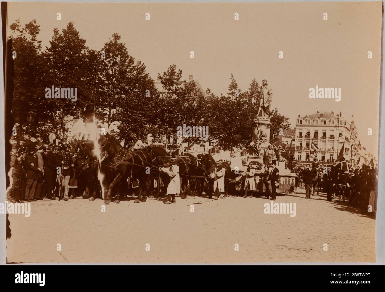 La cavalcata di Landjwell. Quattro cavalli che tirano un galleggiante di carnevale sormontato da una statua di una Sfinge egiziana che indossa headdress senza i simboli alti al e basso Egitto. La cavalcade de la Landjwell. Quatre chevaux tirant un char de carnaval surmonté d'une statuine de sphinge portant une coiffe égyptienne sans les symboles de la haute et de la basse Egypte. Hollande? Foto Club de Paris. Parigi, musée Carnavalet. Foto Stock