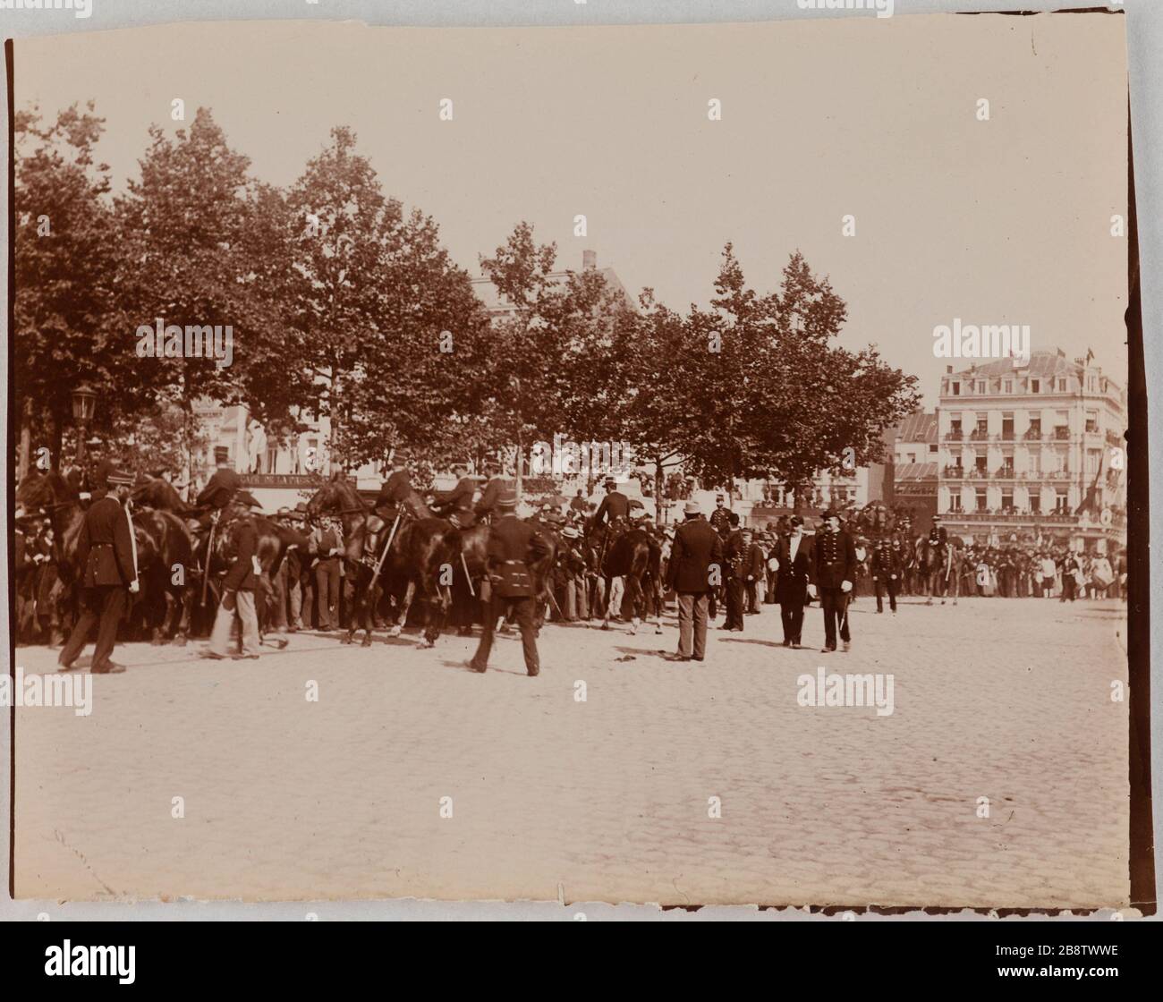 La cavalcata di Landjwell. Uomini visti dalla parte posteriore a lato di cavalieri di cavallo di fronte alla folla. La cavalcade de la Landjwell. Hommes vus de dos aux côté de cavaliers à cheval faisant face à la foule. Hollande? Foto Club de Paris. Parigi, musée Carnavalet. Foto Stock