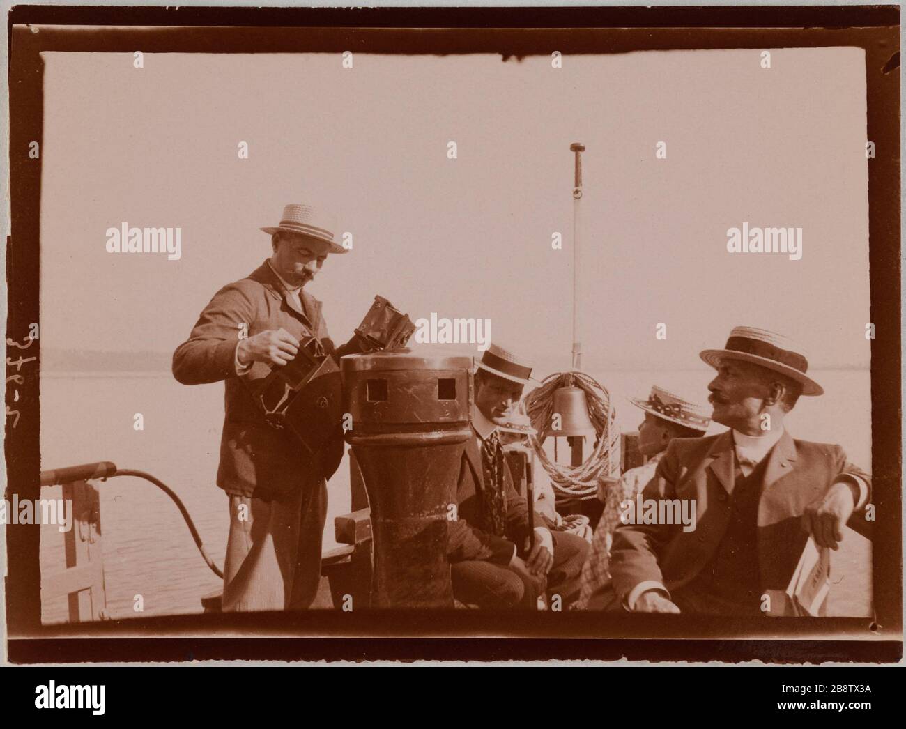 Tre uomini in barca con un bambino visto da dietro, Aix-les-Bains. Trois hommes dans un bateau avec un enfant vu de dos, Aix-les-Bains. Photo Club de Paris, 1902. Parigi, musée Carnavalet. Foto Stock