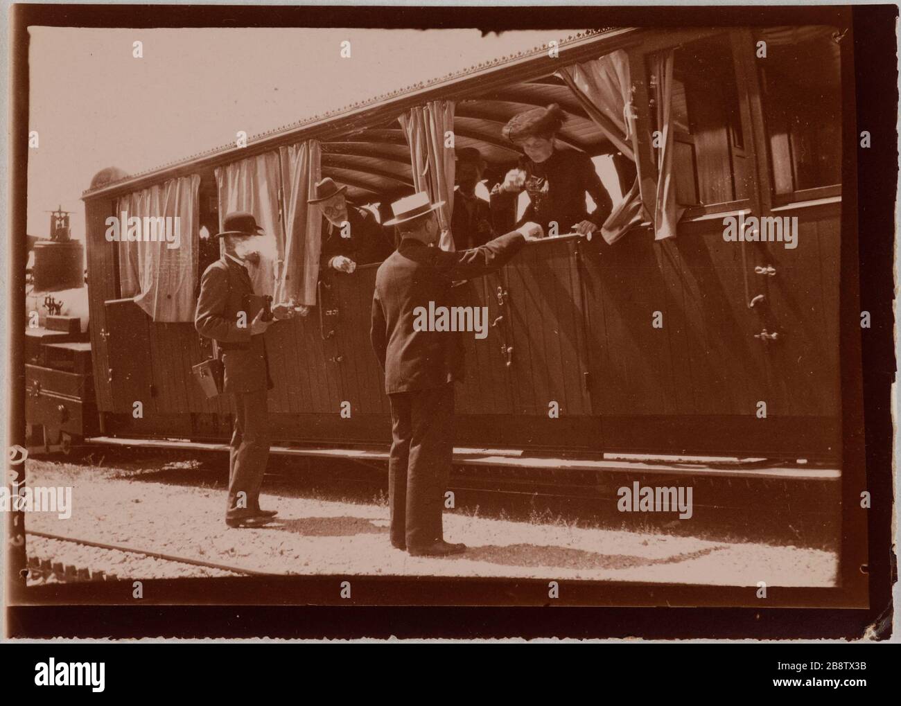 Nessuno sul treno e sul molo dicendo addio, Aix-les-Bains. Personne dans un train et sur le quais se disant au revoir, Aix-les-Bains. Photo Club de Paris, 1902. Parigi, musée Carnavalet. Foto Stock