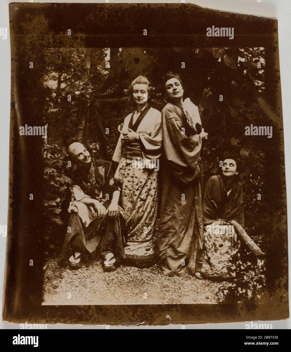 Attori in costumi giapponesi in un giardino. Acteurs en costume japonais dans un jardin. Anonima fotografa, vers 1900. Parigi, musée Carnavalet. Foto Stock