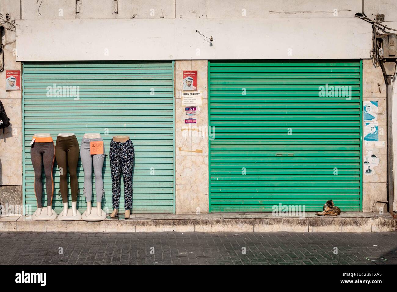 Chiuso negozio in Bahrain con Mannequins fuori dal fronte Foto Stock