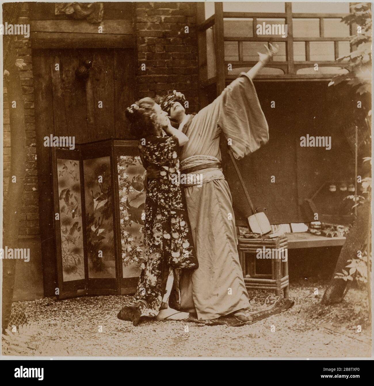 Coppia di attori in abbigliamento tradizionale giapponese, giovane uomo con maschera. Couple d'acteurs en vêtements traditionnels japonais, jeune homme portant un masque. Anonima fotografa, vers 1900. Parigi, musée Carnavalet. Foto Stock
