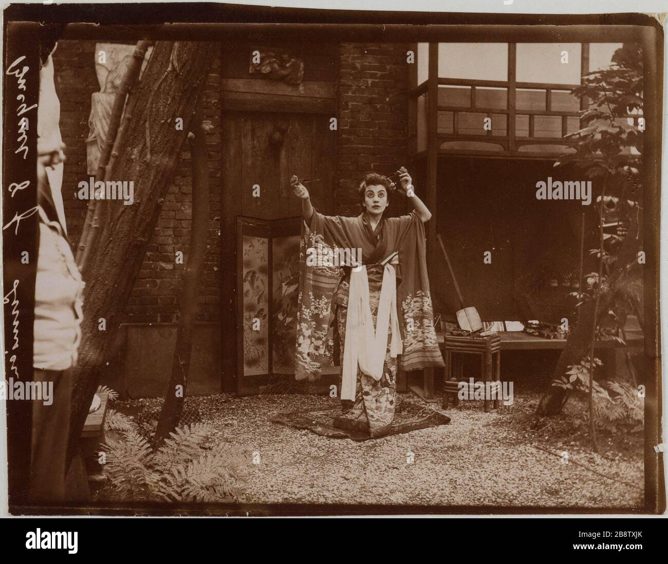 Attrice in kimono giapponese in un giardino di fronte a uno schermo. Actrice en kimono japonais dans un jardin devant un paravent. Anonima fotografa, vers 1900. Parigi, musée Carnavalet. Foto Stock