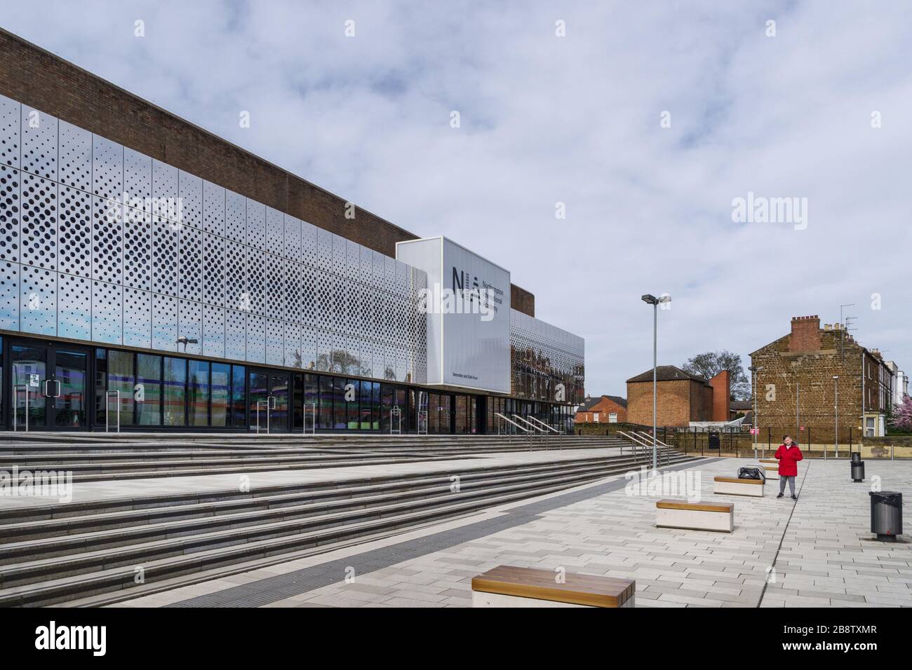 L'ultra moderna Northampton International Academy, rinnovata da un ex Royal Mail Sorting Office, Northampton, Regno Unito Foto Stock