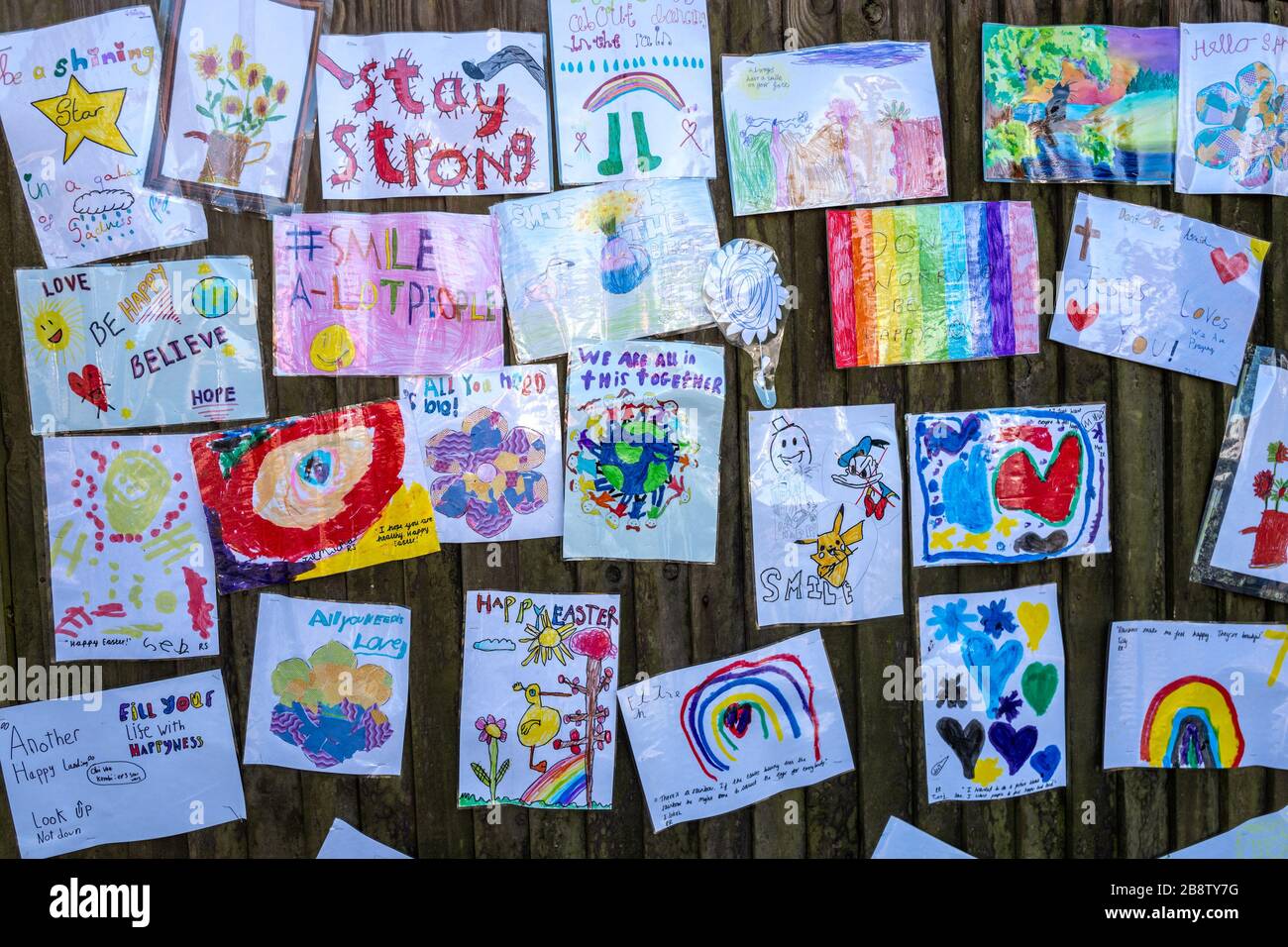 Gli alunni della scuola preparatoria di Lancing a Hove hanno lasciato messaggi di speranza sulla recinzione della scuola prima di chiudere a causa del virus Credit: Andrew Hasson/Alamy Live News Foto Stock