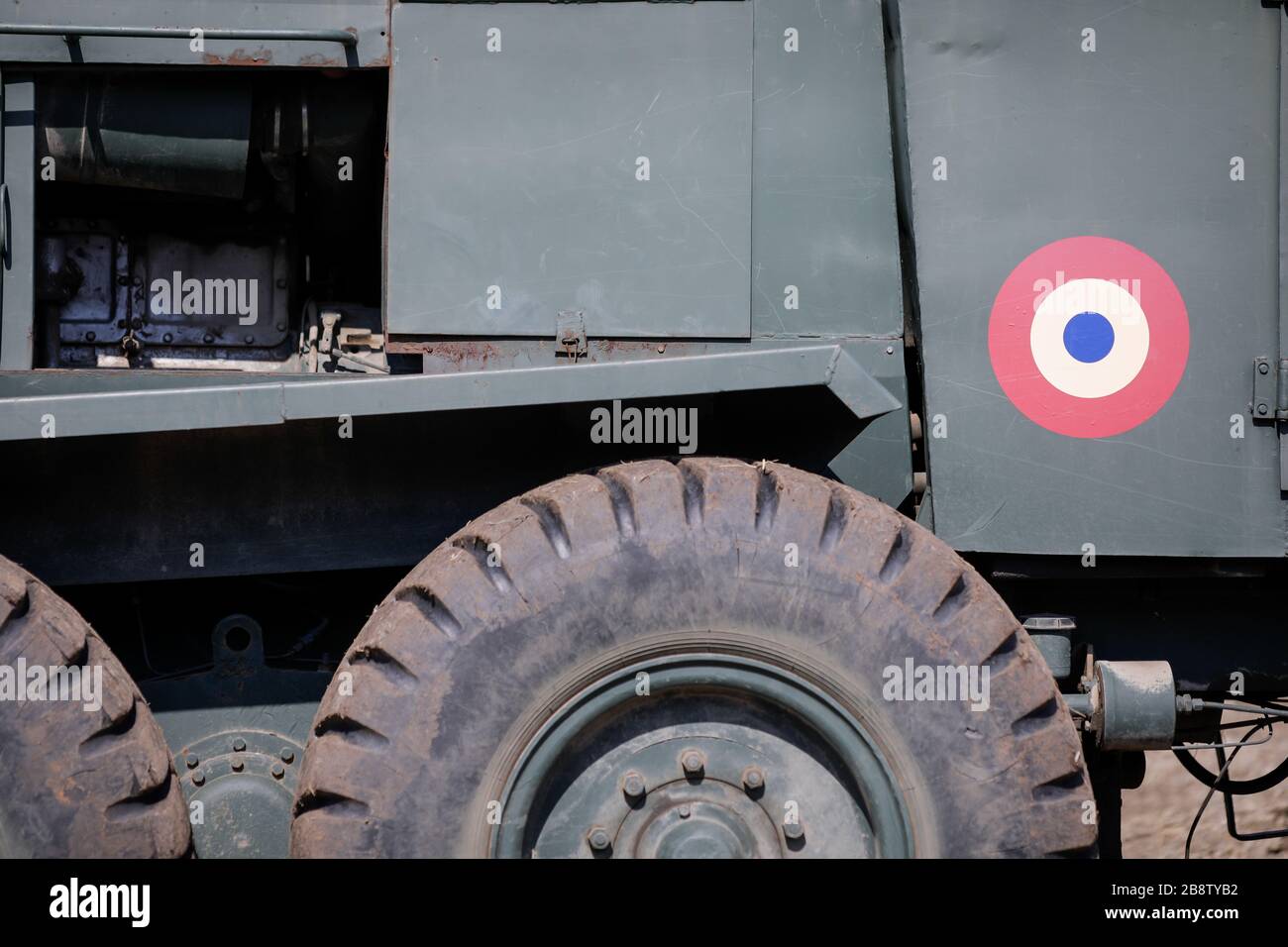 Dettagli di un trattore militare che livella il terreno per una campagna di ospedale mobile per il trattamento dei pazienti Covid-19. Foto Stock