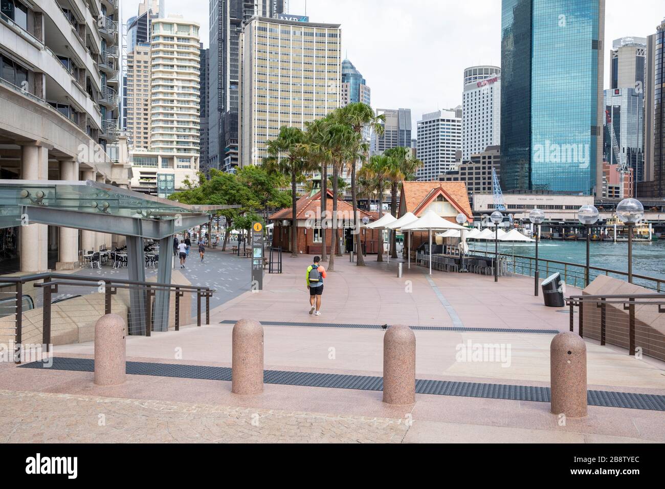 Centro di Sydney, Australia. Lunedì 23 Marzo 2020. Circular Quay all'ora di pranzo dato che Sydney e' tranquillamente tranquilla. Credit Martin Berry/Alamy Live News Foto Stock