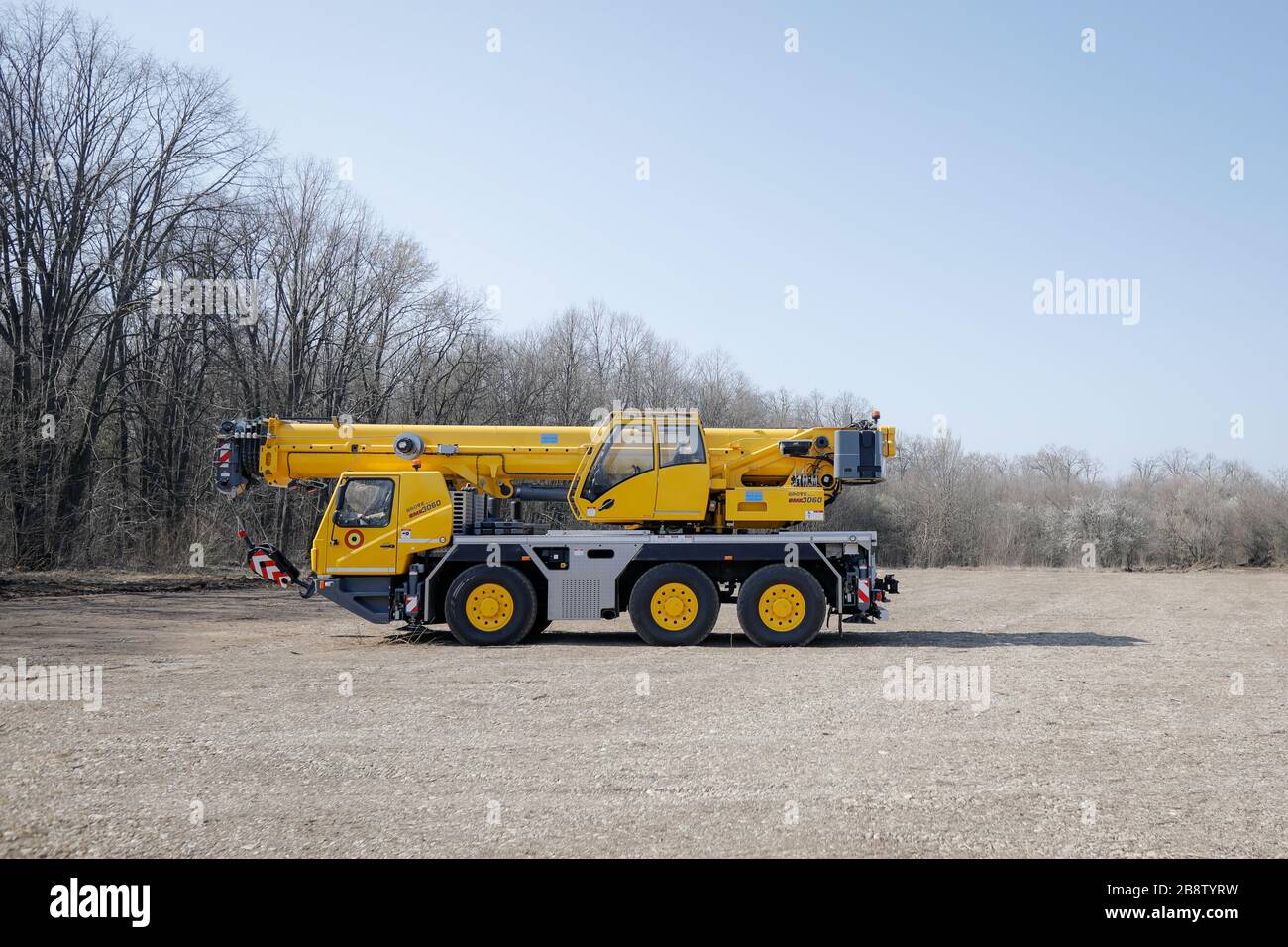 Otopeni, Romania - 19 febbraio 2020: Macchinari pesanti dell'esercito rumeno livellano il terreno per una campagna di ospedale mobile (ROL 2) per trattare Covid-19 p Foto Stock