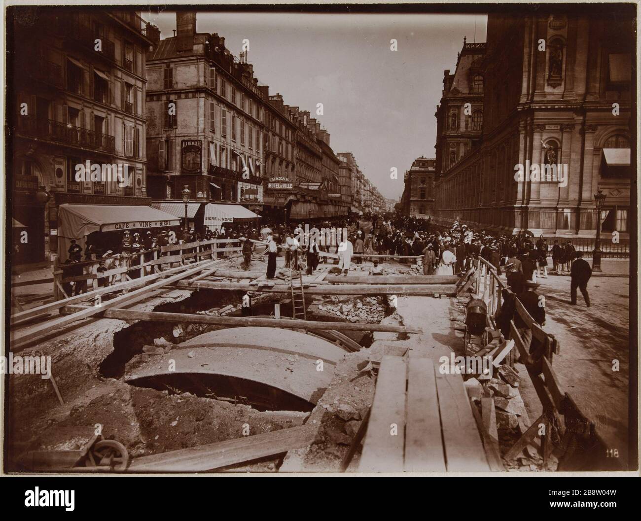 Costruzione dello scudo al Châtelet. Prosegui verso Temple Street. Giugno 17, 1899. Costruzione dello scudo al Chatelet. Prosegui verso Temple Street. 3° e 4° arrondissement, Parigi. Giugno 17, 1899. Construction du métropolitain parisien. "Chantier du bouclier vers le Châtelet. Avancement vers la rue du Temple. Parigi (III-IVème arr.), 17 juin 1899'. Photographie de Charles Maindron (1861-1940). Tirage au gélatino-chlorure d’argent développé. Parigi, musée Carnavalet. Foto Stock