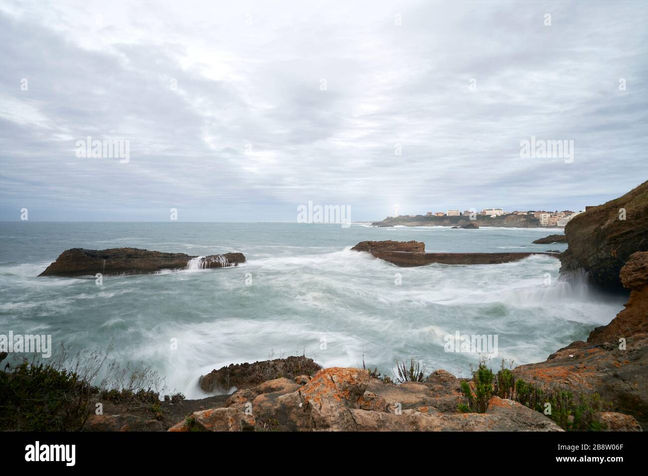 Lunga esposizione, costiera di Biarritz, Pirenei Atlantici, Aquitania, Francia Foto Stock