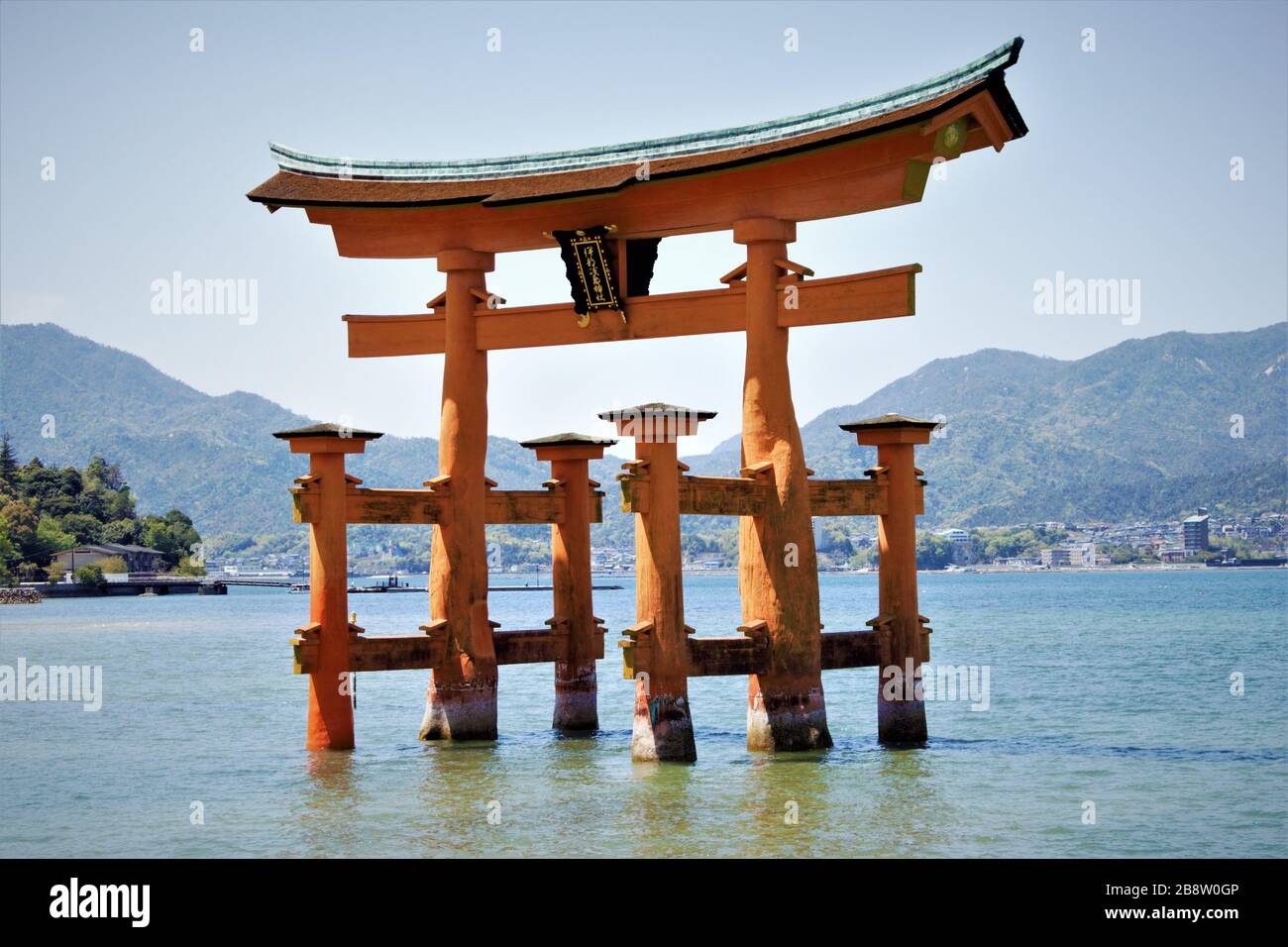 Torii 'galleggianti' del santuario di Itsukushima Shinto, Miyajima, Hiroshima, Giappone Foto Stock