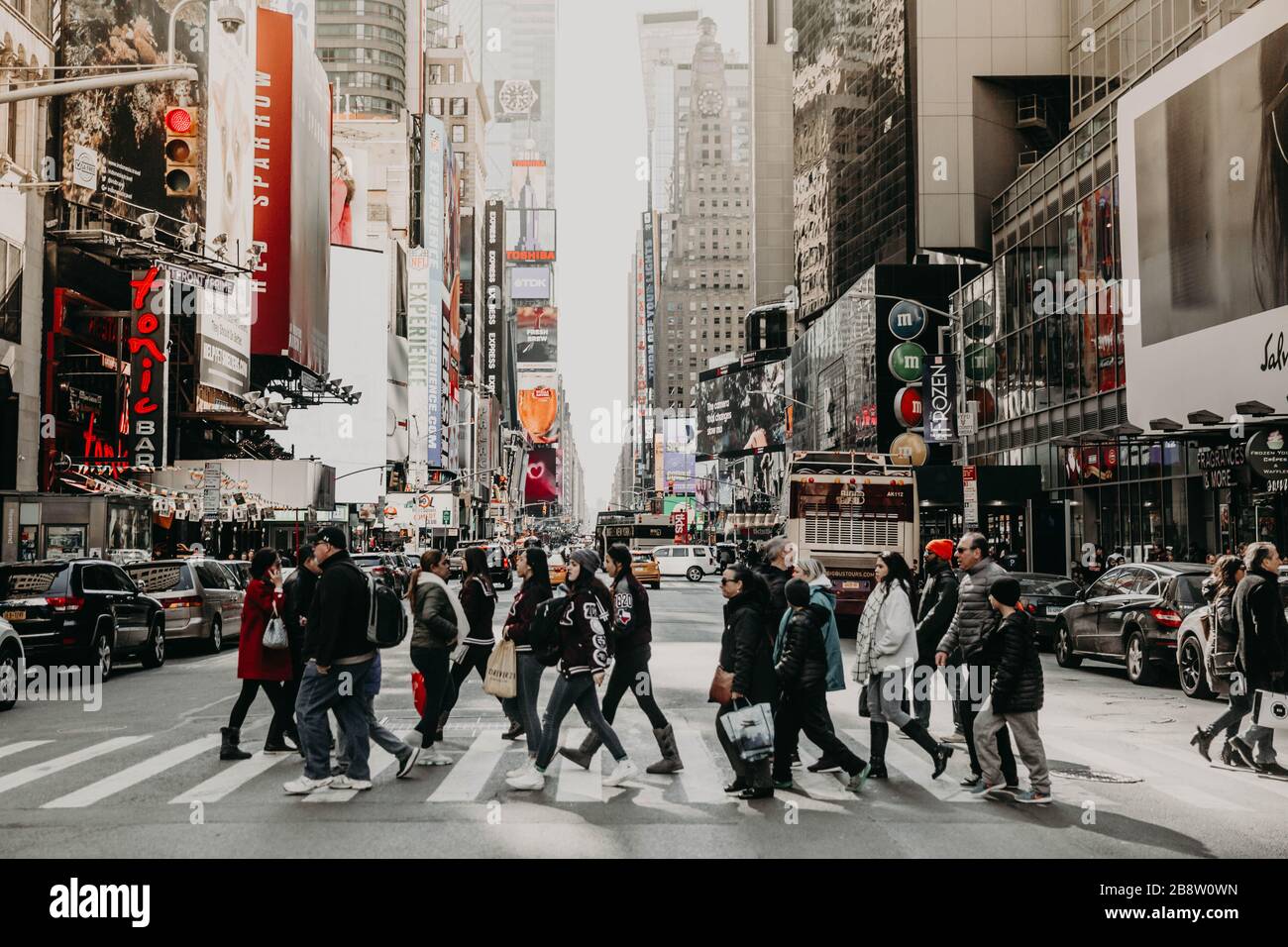 People Crossing 734 7th Avenue a New York Foto Stock