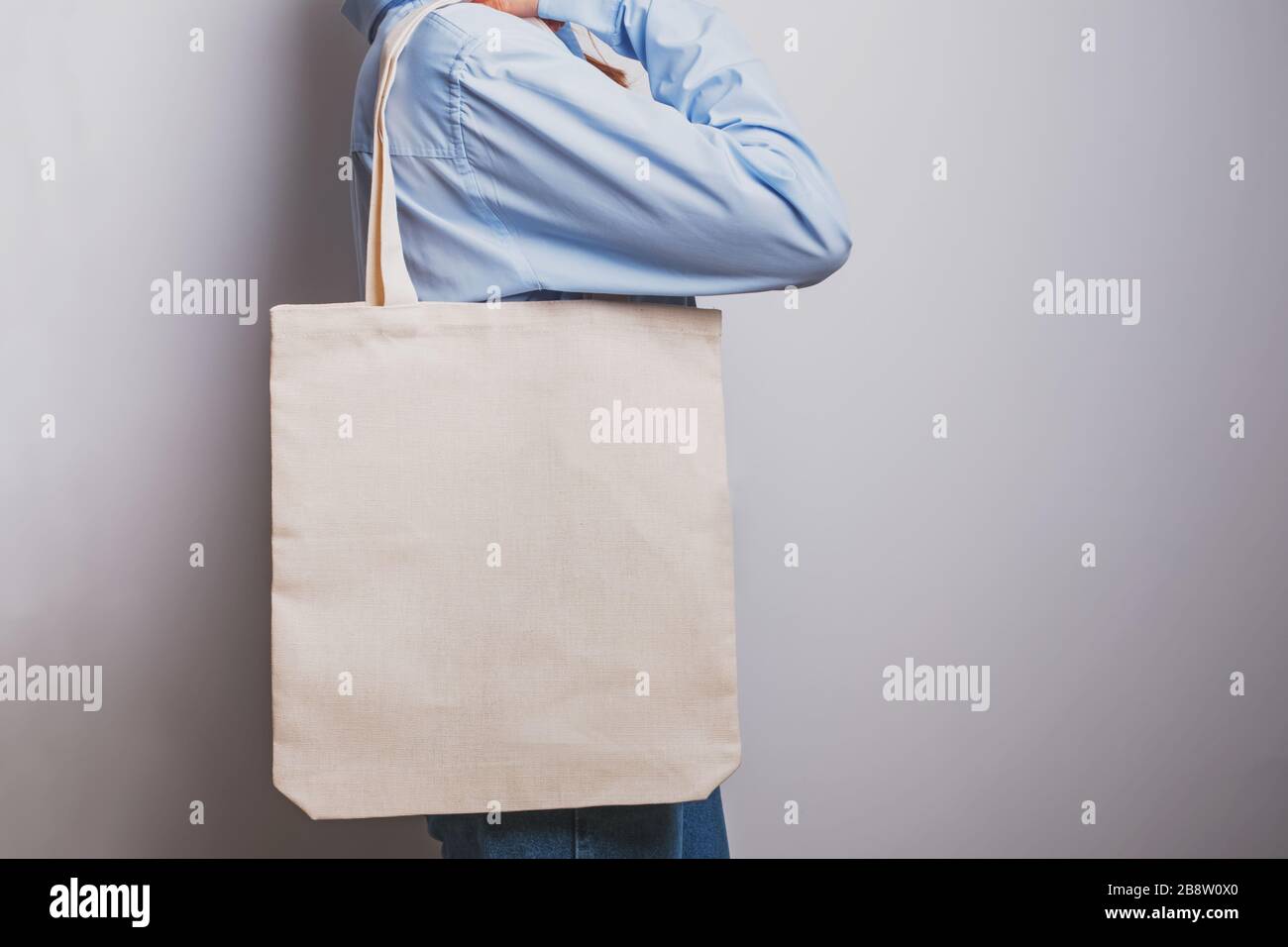 Ragazza in camicia blu contiene cotone vuoto eco borsa tote, Foto Stock