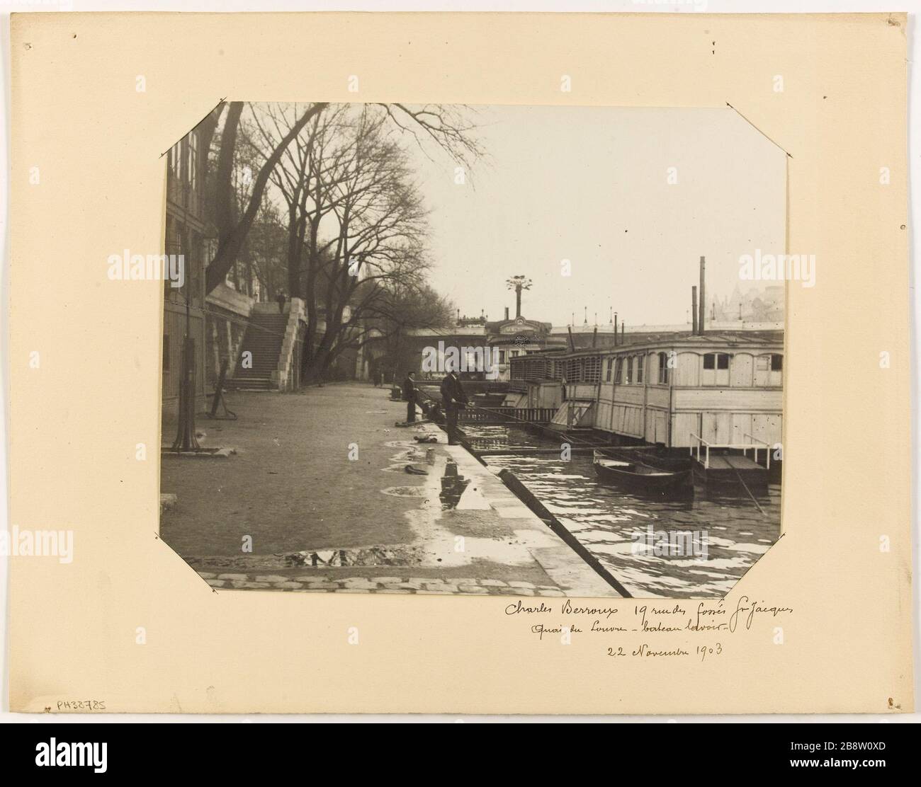 Quai du Louvre-Lavatoio barca / 22 novembre 1903. Lavatoio per barche, Quai du Louvre, 1 ° arrondissement, Paris Bateau-Lavoir, quai du Louvre. Parigi (Ier arr.). Photographie de Charles Berroux. Tirage au gélatino-bromure d'argent, 22 novembre 1903. Parigi, musée Carnavalet. Foto Stock